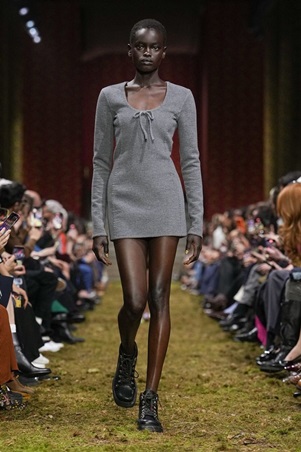 لمسة من الألفينات تعود إلى المنصة